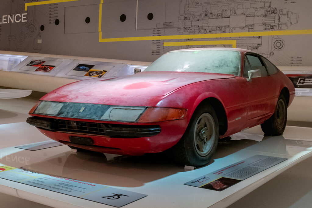 Ferrari_365_GTB-4_1969_muzeum_01