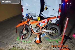 kuriózna nehoda - s motorkou narazil do odstavenej dodávky