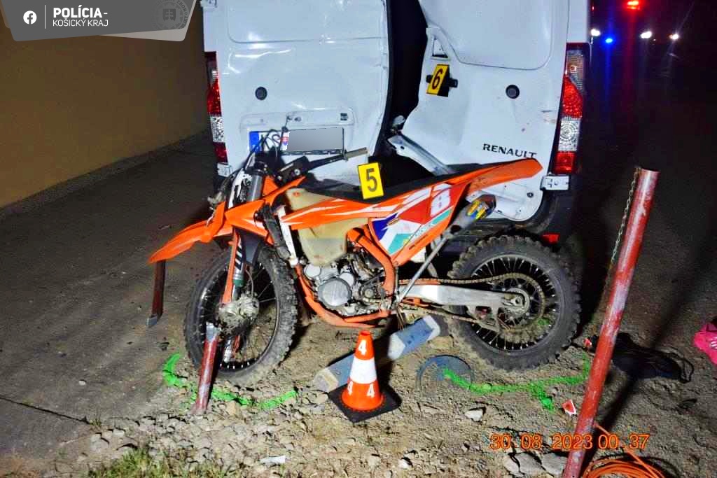 kuriózna nehoda - s motorkou narazil do odstavenej dodávky