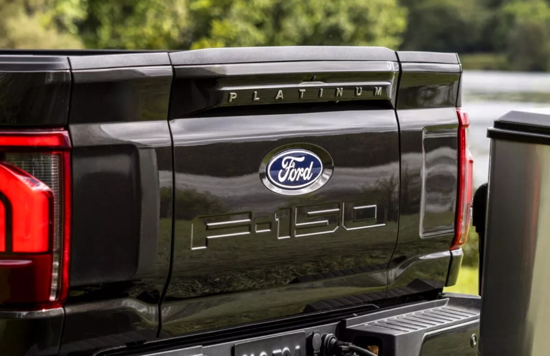 Ford mení svoje dlhoročne zaužívané logo