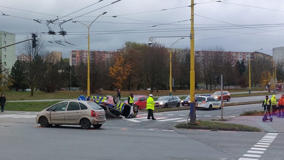 nehoda-policia-presov-krizovatka