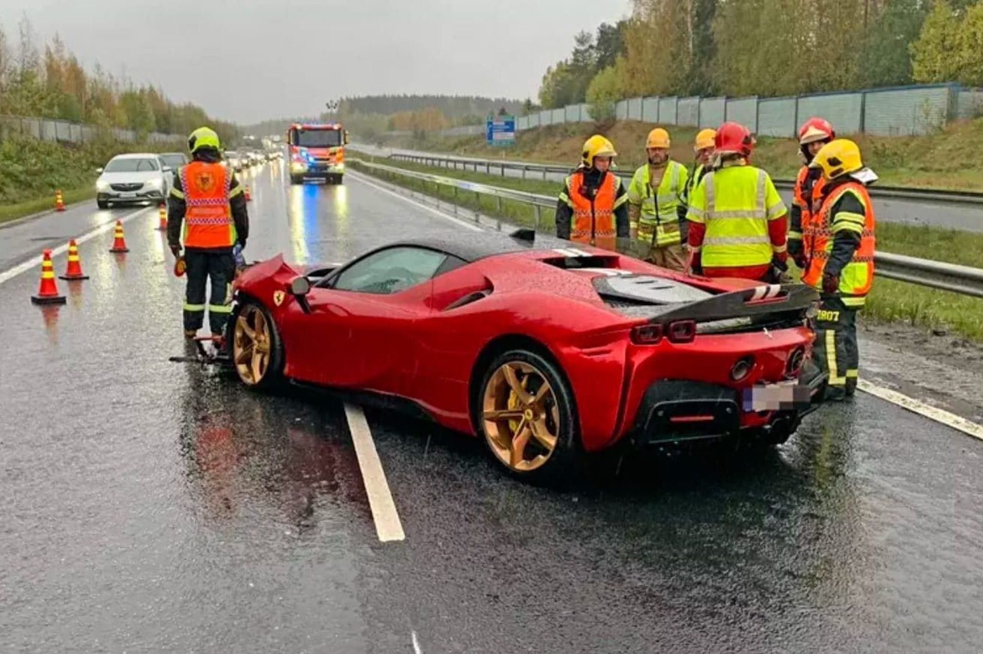 Ferrari_SF90_Stradale_crash_2